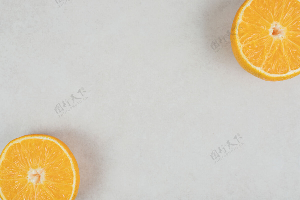 配料在灰色的表面上切半个多汁的橙子营养膳食美味