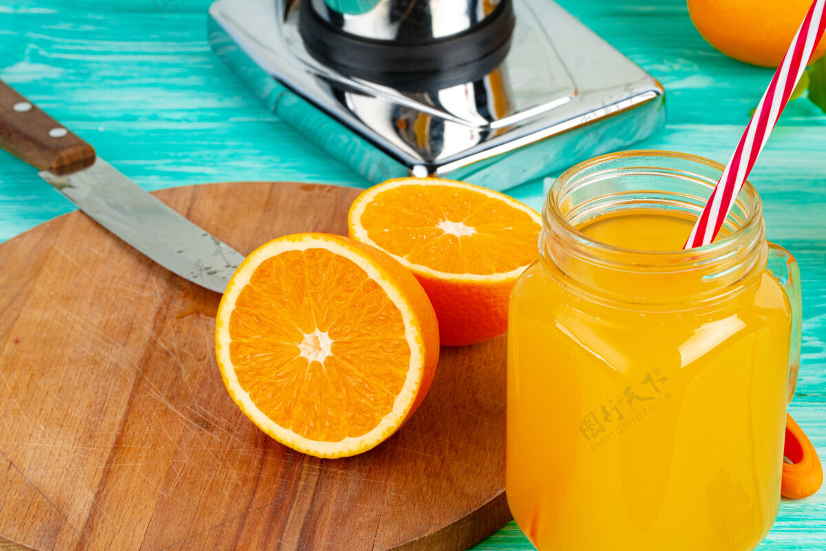 早餐绿色木桌上的橙汁玻璃杯玻璃水果健康