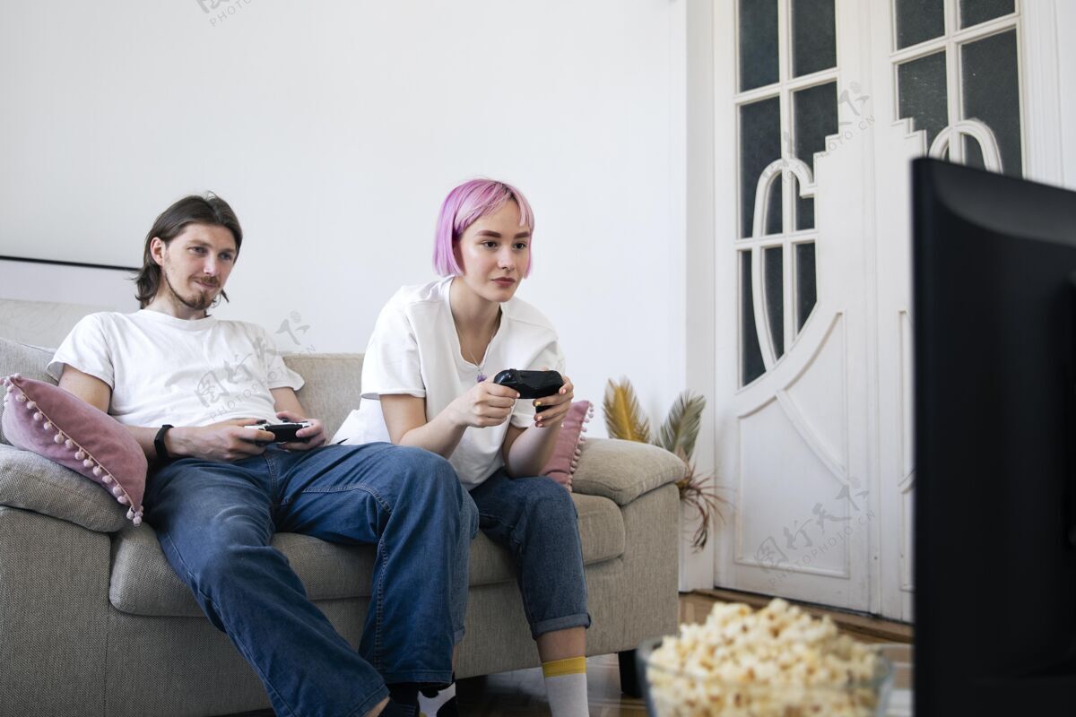 情侣可爱的情侣在家玩电子游戏在线科技享受