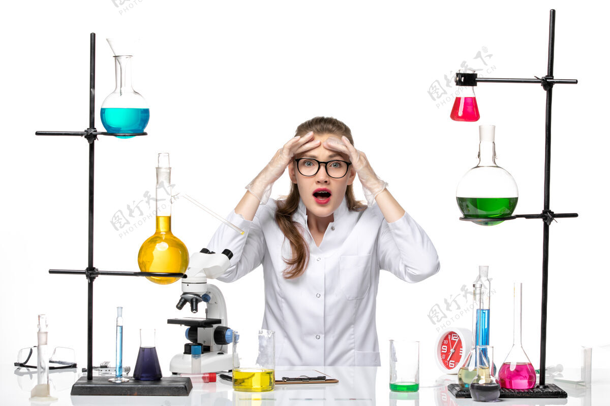 化学前视图穿着医疗服的女化学家坐在白色背景上 化学大流行性冠状病毒医学前面医学