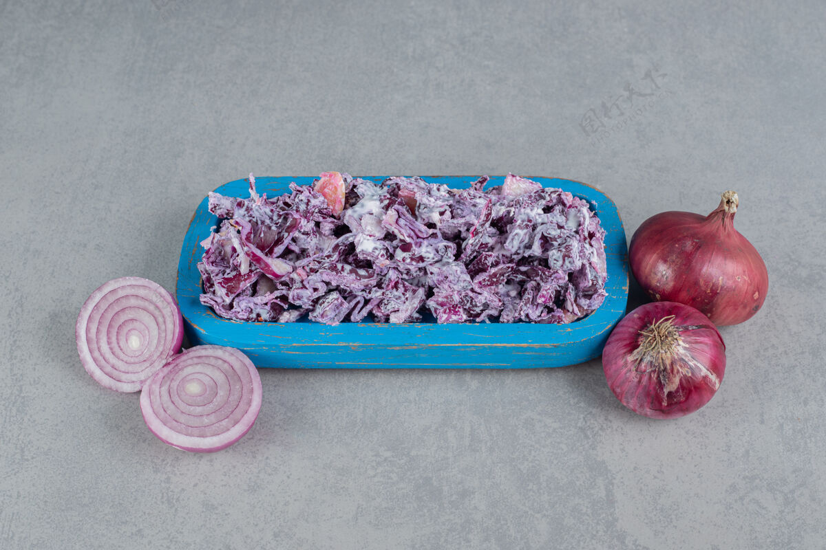 晚餐紫色卷心菜和洋葱沙拉放在盘子里午餐餐具膳食