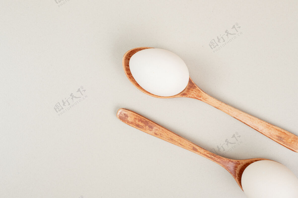 食物两个木制勺子 里面有鸡白蛋烹饪自然鸡蛋