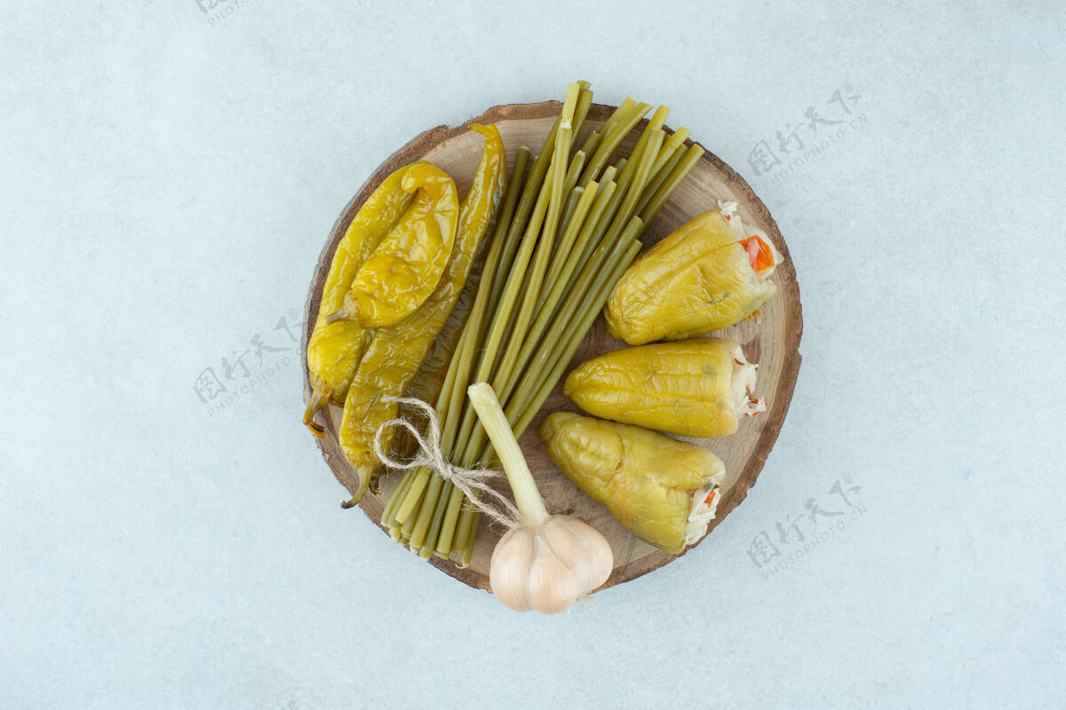 胡椒木片上的混合发酵蔬菜黄瓜大蒜自制