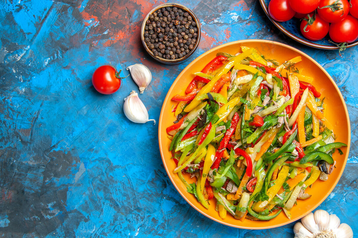 蔬菜黑色表面上美味蔬菜沙拉的俯视图沙拉饮食胡椒