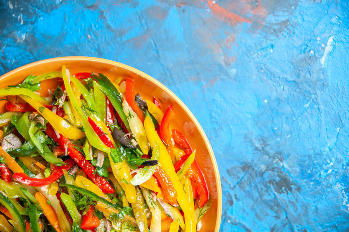 胡椒粉黑色表面上美味蔬菜的俯视图饮食健康晚餐