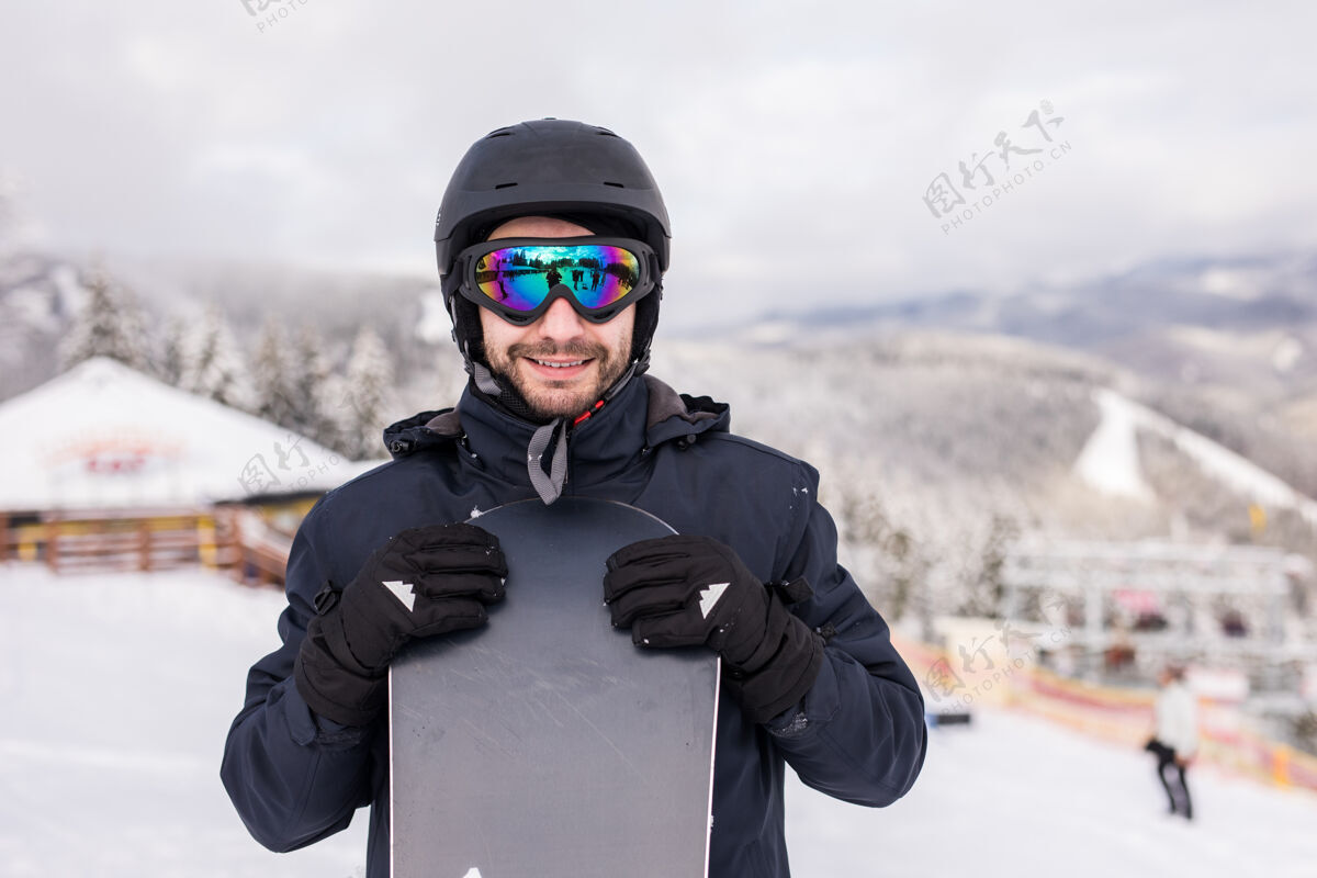 寒冷男子滑雪板站与滑雪板特写肖像乐趣板运动