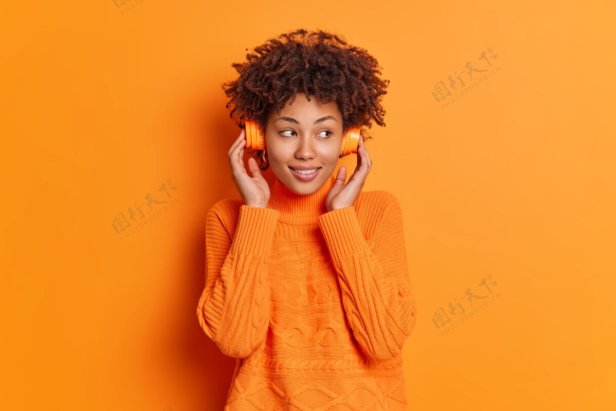 休闲体贴美丽的非洲裔千禧一代女性一边听音乐脸非洲成人