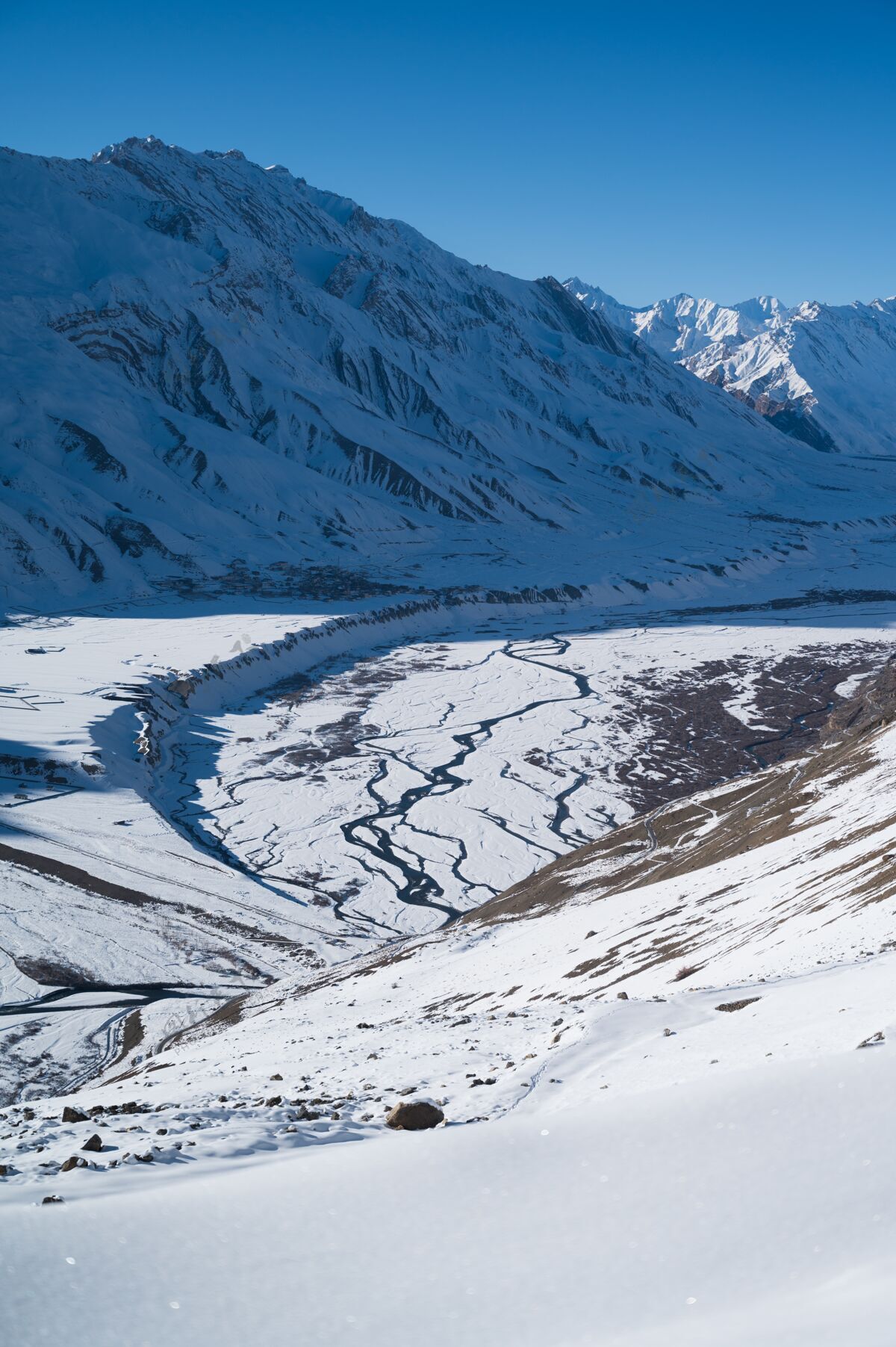 自然斯皮提山谷的垂直镜头 冬天的喀萨景美传统
