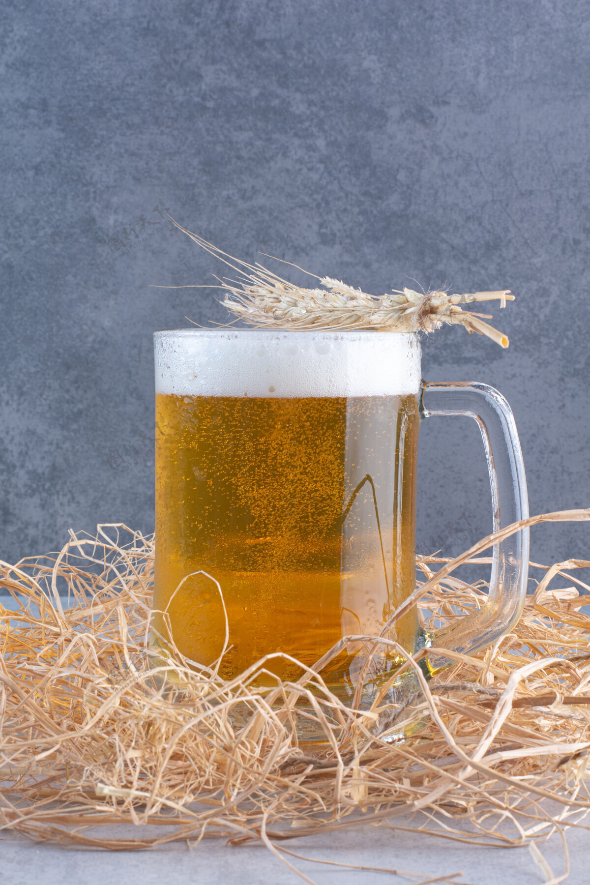 干草一杯美味的啤酒 干草上撒着小麦小麦啤酒玻璃杯