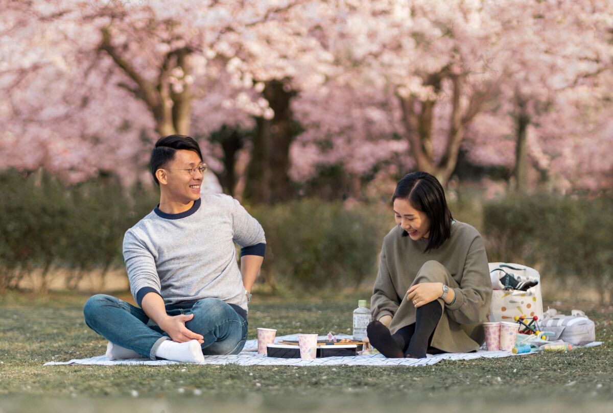 花一家人一起在户外放松开花开花日本