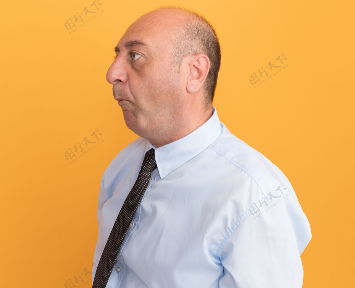 钱包噘嘴中年男子身穿白色t恤 打着领带隔离在橙色的墙上领带衣服男人