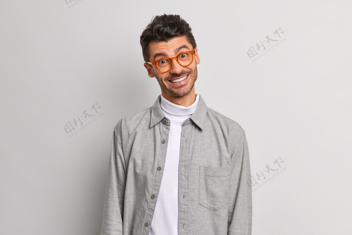 衬衫积极向上的千禧一代男人仰着头 开心地笑着表达真诚的情感欢呼眼镜微笑