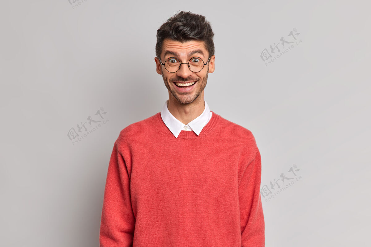 请孤零零的一张照片 是一个快乐的欧洲男人 他长着鬃毛 快乐地笑着年轻男人肖像