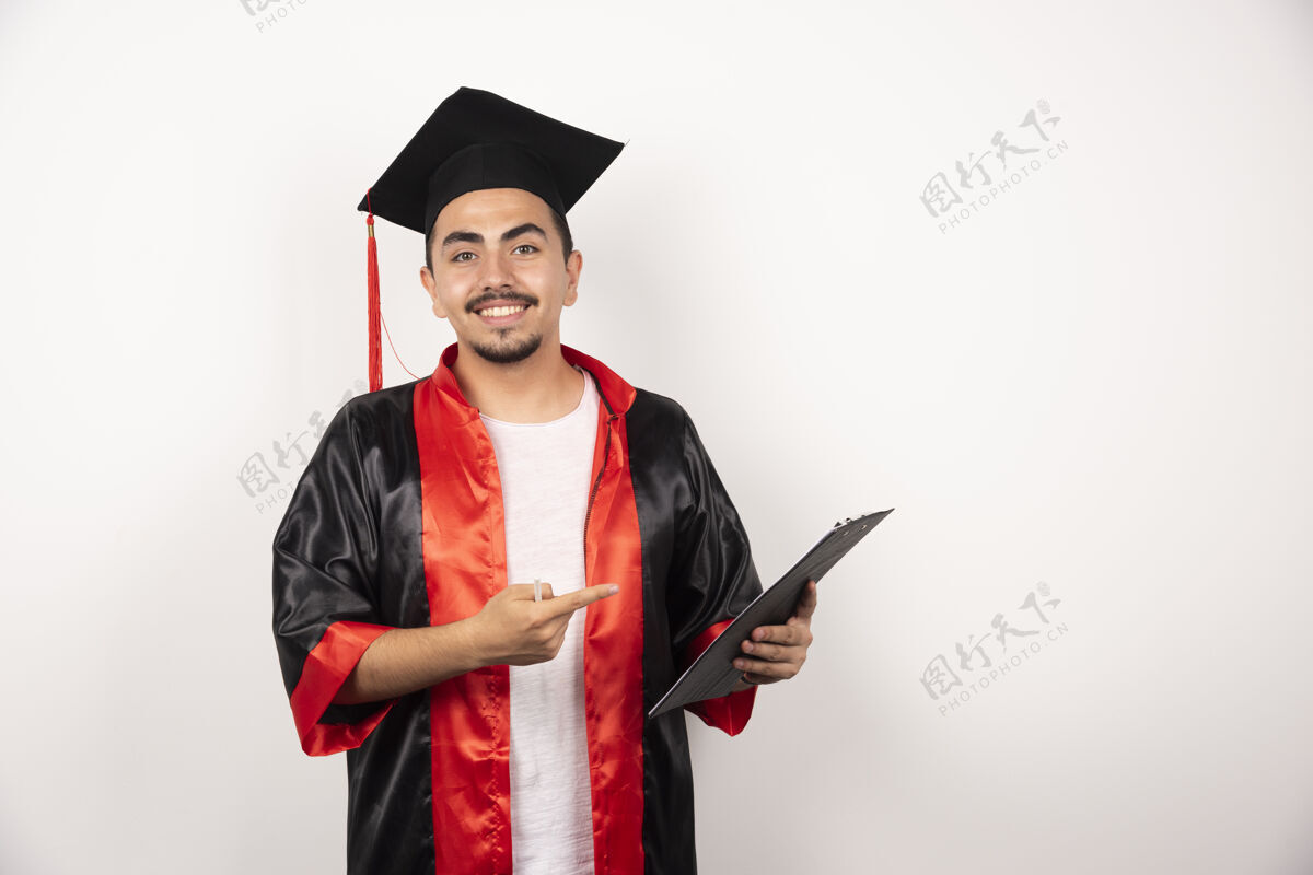持有快乐的研究生指着白色的毕业证书表达男性满意
