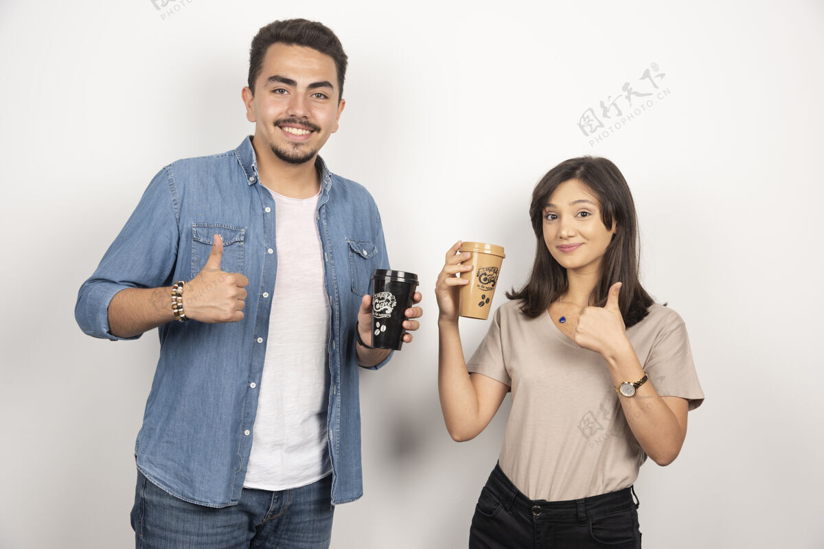 人微笑的男人和女人端着咖啡男人女人杯子