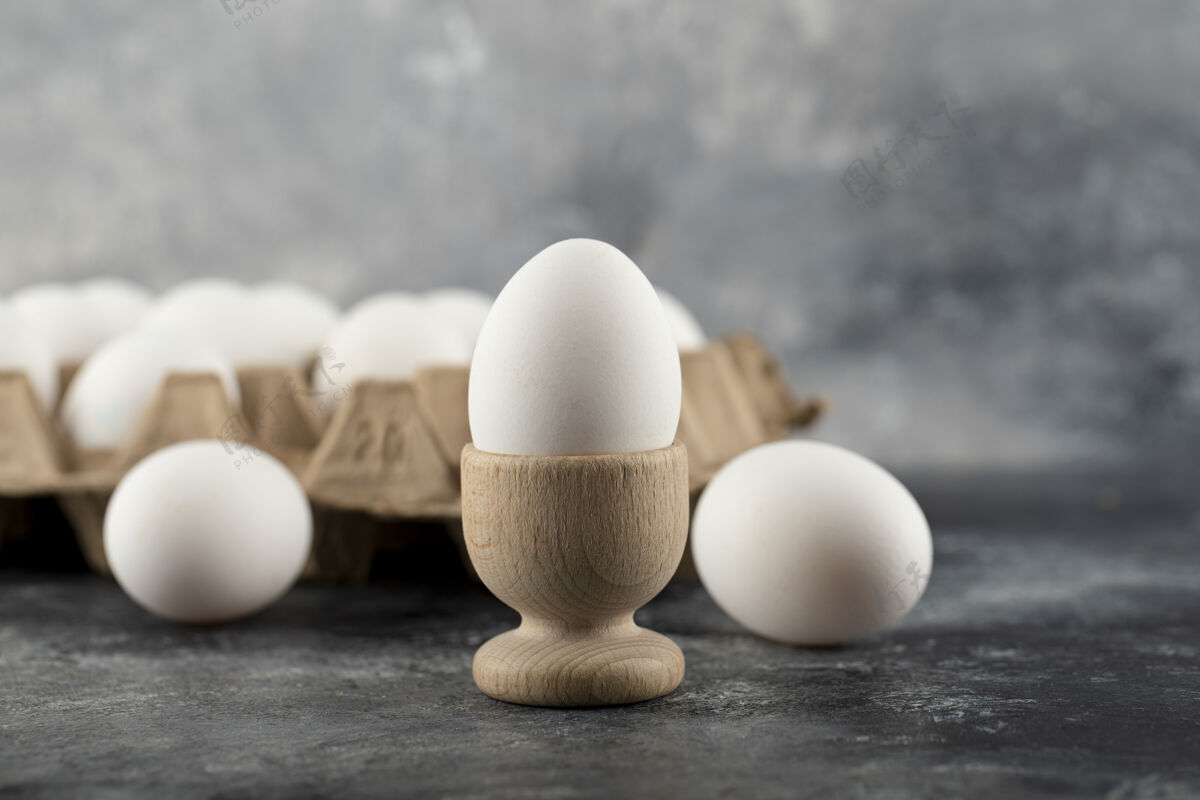 动物一个木制的鸡蛋杯 里面有煮熟的鸡蛋蛋白质木材有机