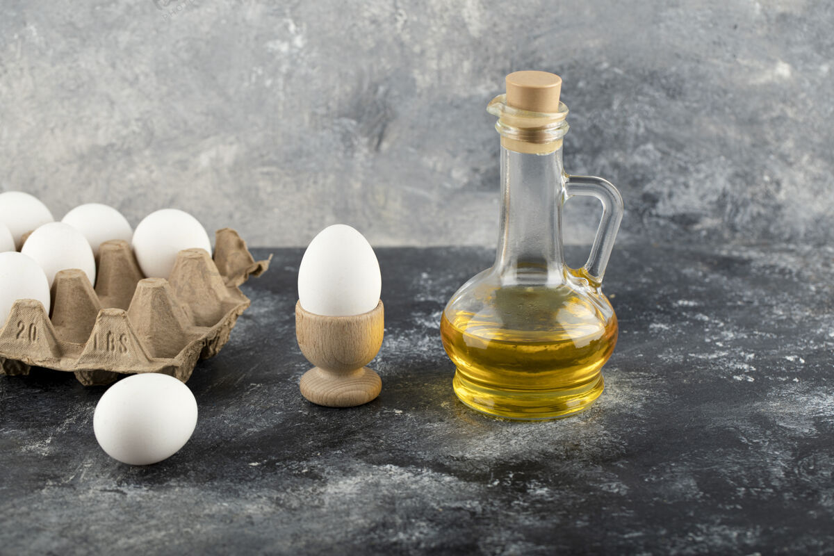 蛋白质生鸡蛋放在蛋杯里 蛋盒放在大理石表面生的鸡蛋纸箱许多