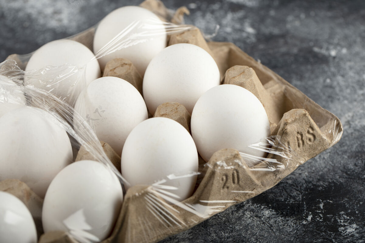 家禽生鸡蛋放在大理石表面的鸡蛋盒里开放有机食品许多