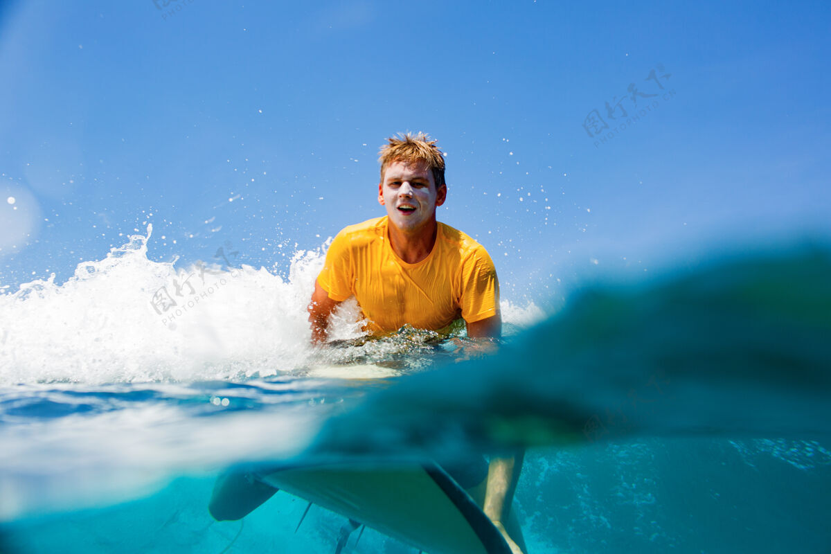 海洋在蓝色波浪上冲浪冲浪者活动动作