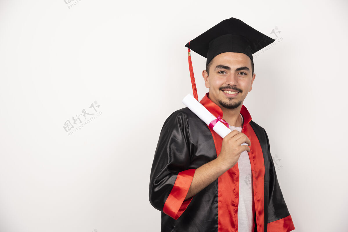 男人快乐的男生拿着毕业证书站在白纸上男性教育姿势