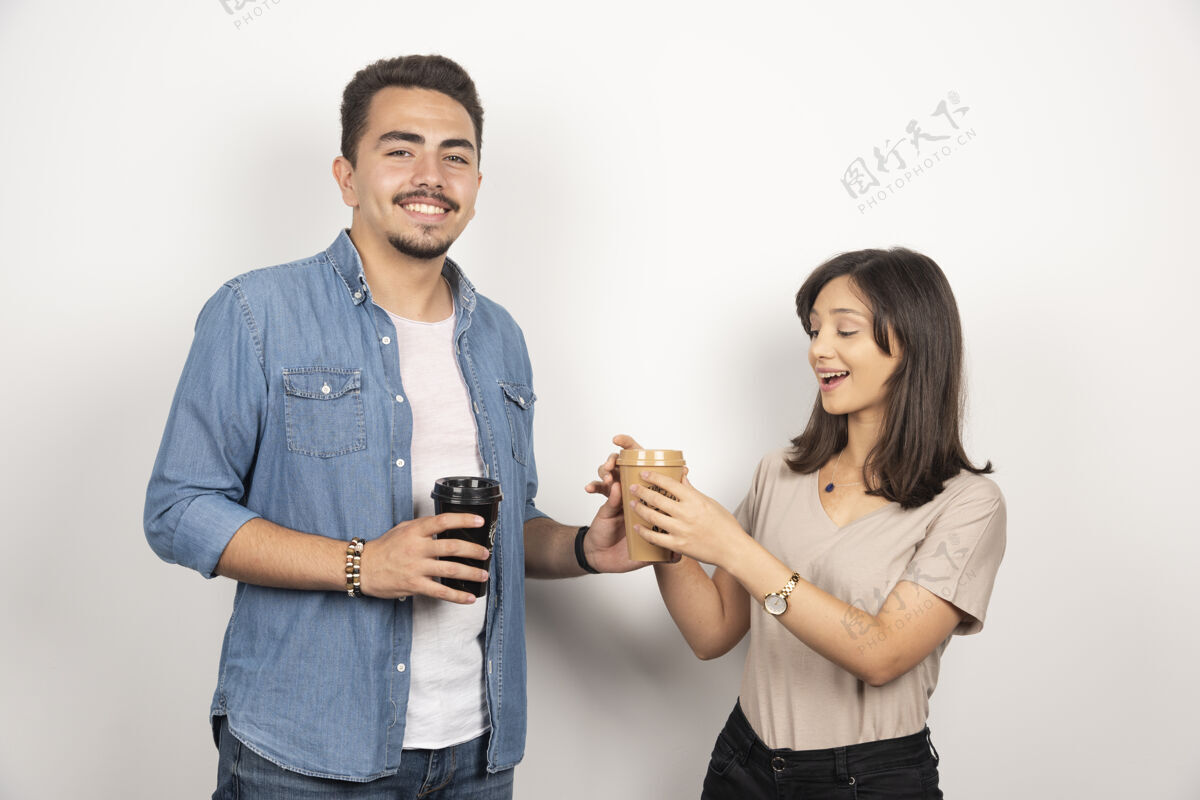 人年轻的女人和男人在白色咖啡上分享咖啡朋友咖啡夫妇
