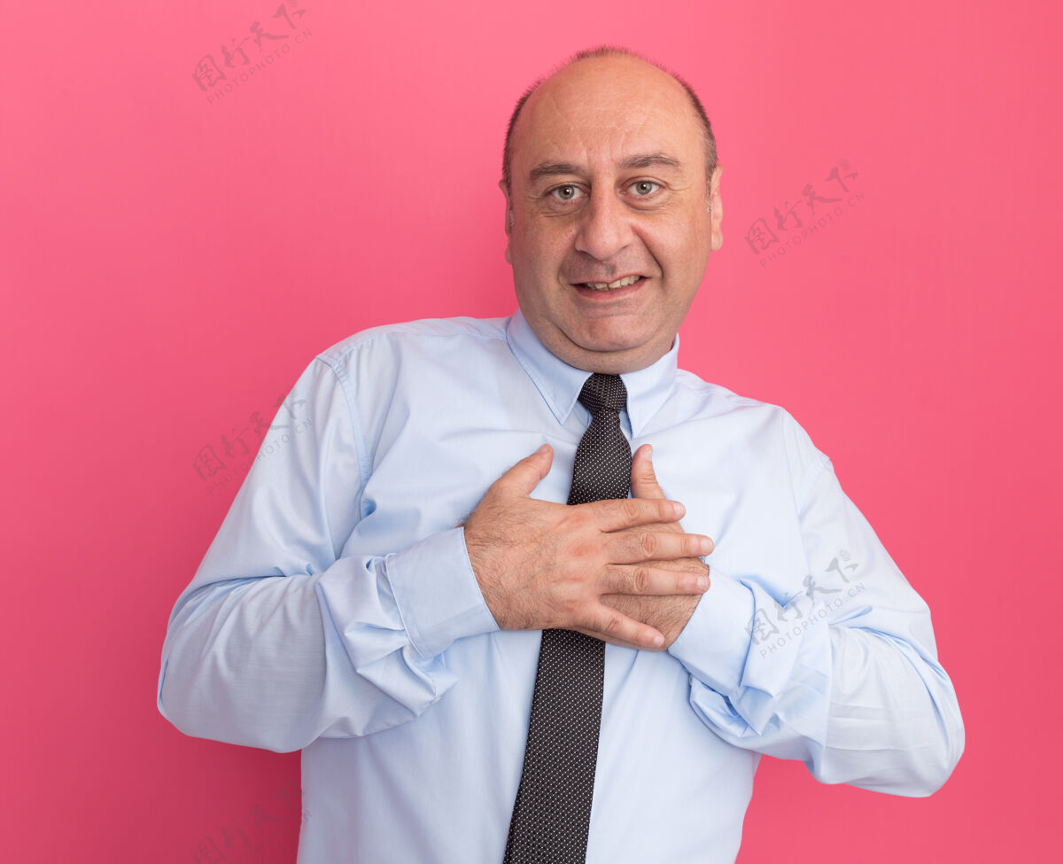 手笑容满面的中年男子身穿白色t恤 打着领带 手牵手 心孤立在粉红色的墙上笑领带男人