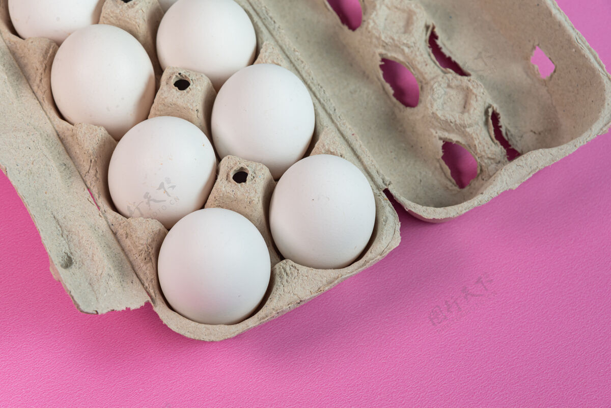 新鲜粉红色表面上的蛋艺术鸡质地