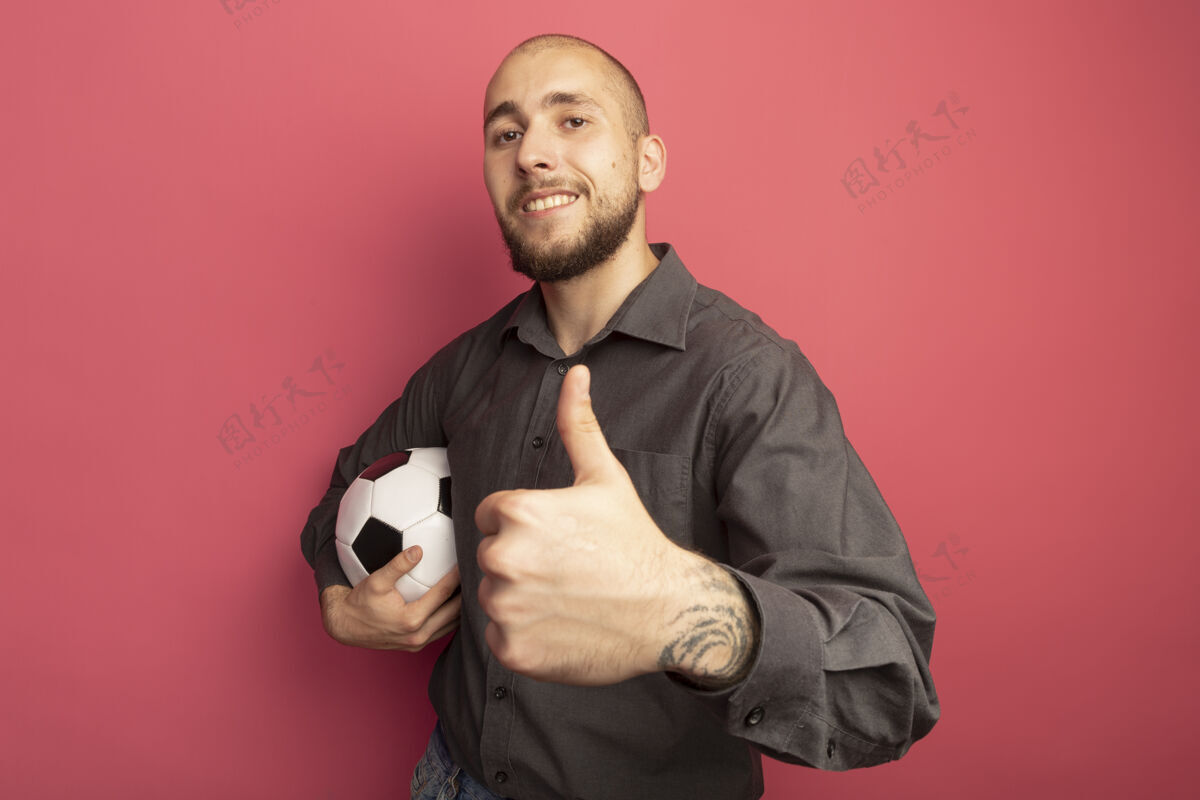 球微笑的年轻帅哥拿着球 竖起大拇指足球足球男人