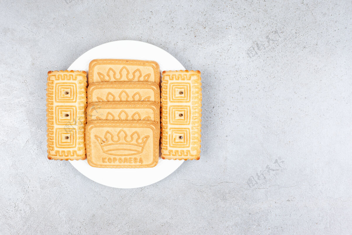 好吃的一些饼干在大理石背景上的一个盘子上对齐高质量的照片好吃的糕点午餐