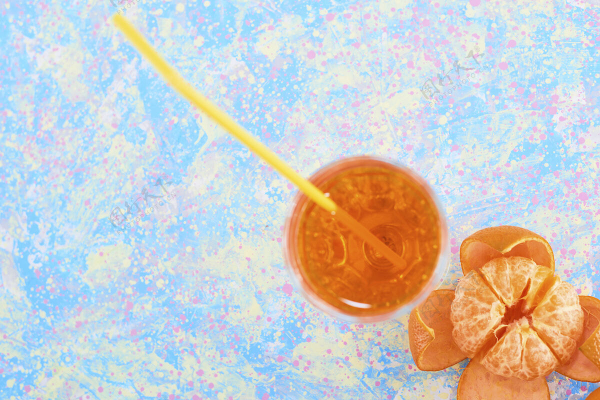 酒吧一杯橙汁 在下角放满了柑橘高质量的照片冷热凉爽