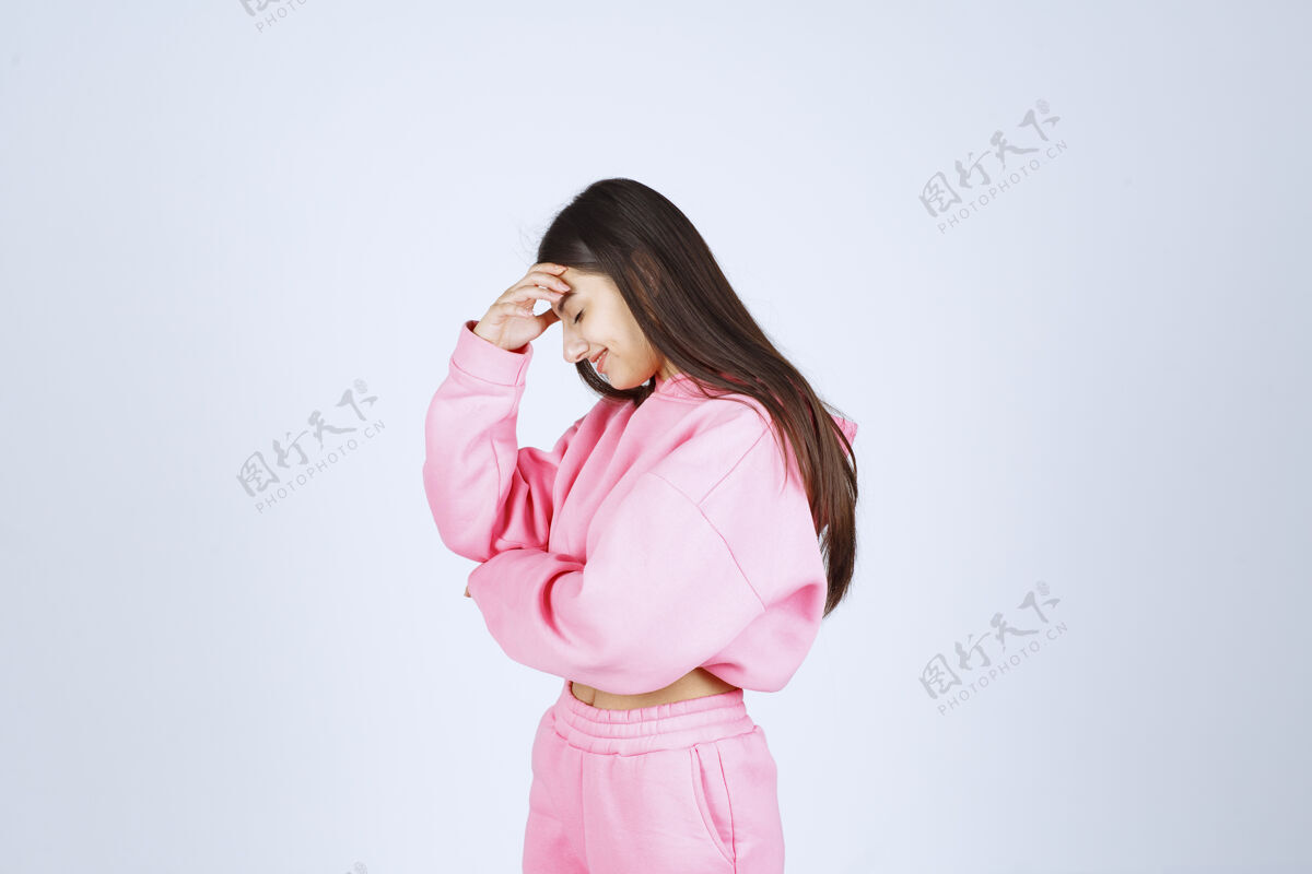 无聊穿粉红色睡衣的女孩看起来很困惑 很体贴装备成人头脑风暴