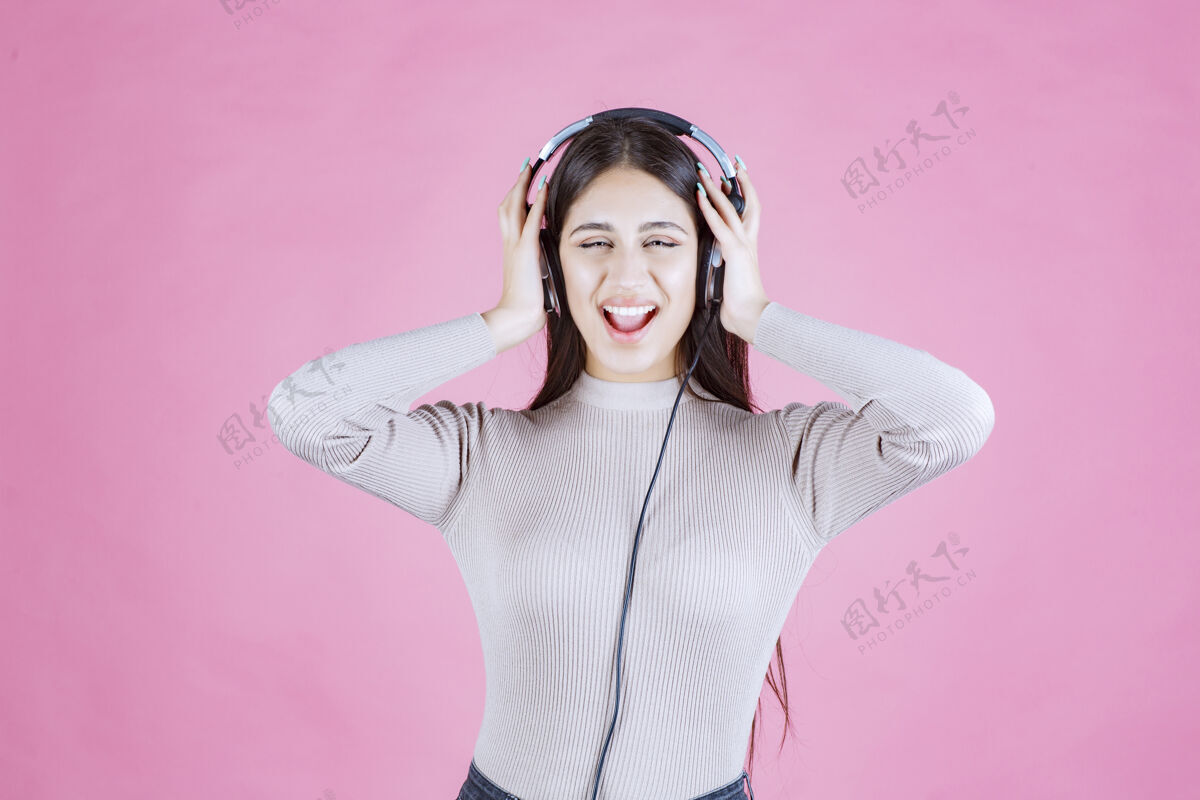 单身戴着耳机的女孩听着音乐 感觉很开心姿势人人类