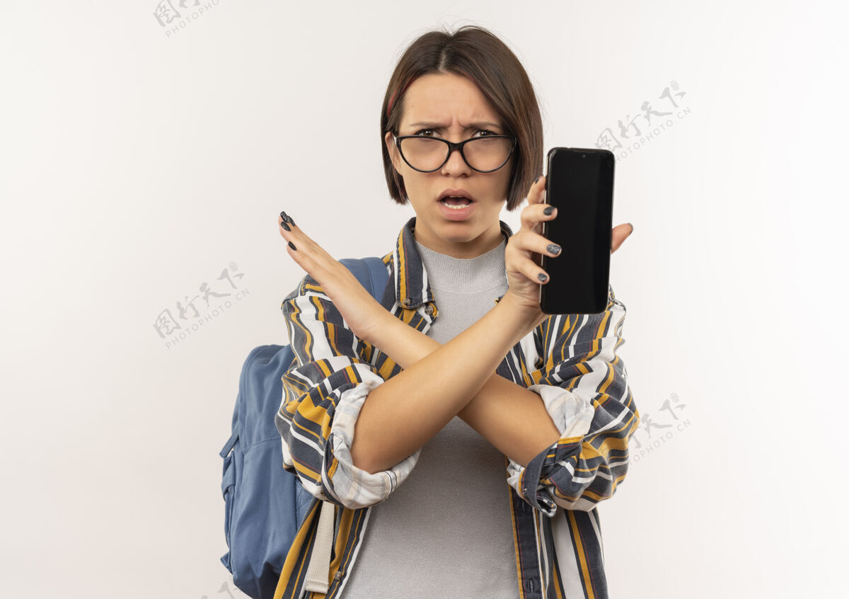 显示未出租的年轻女学生戴着眼镜 背着书包 显示手机没有在侧面做任何手势 隔离在白色背景上 留有复印空间电话包手机