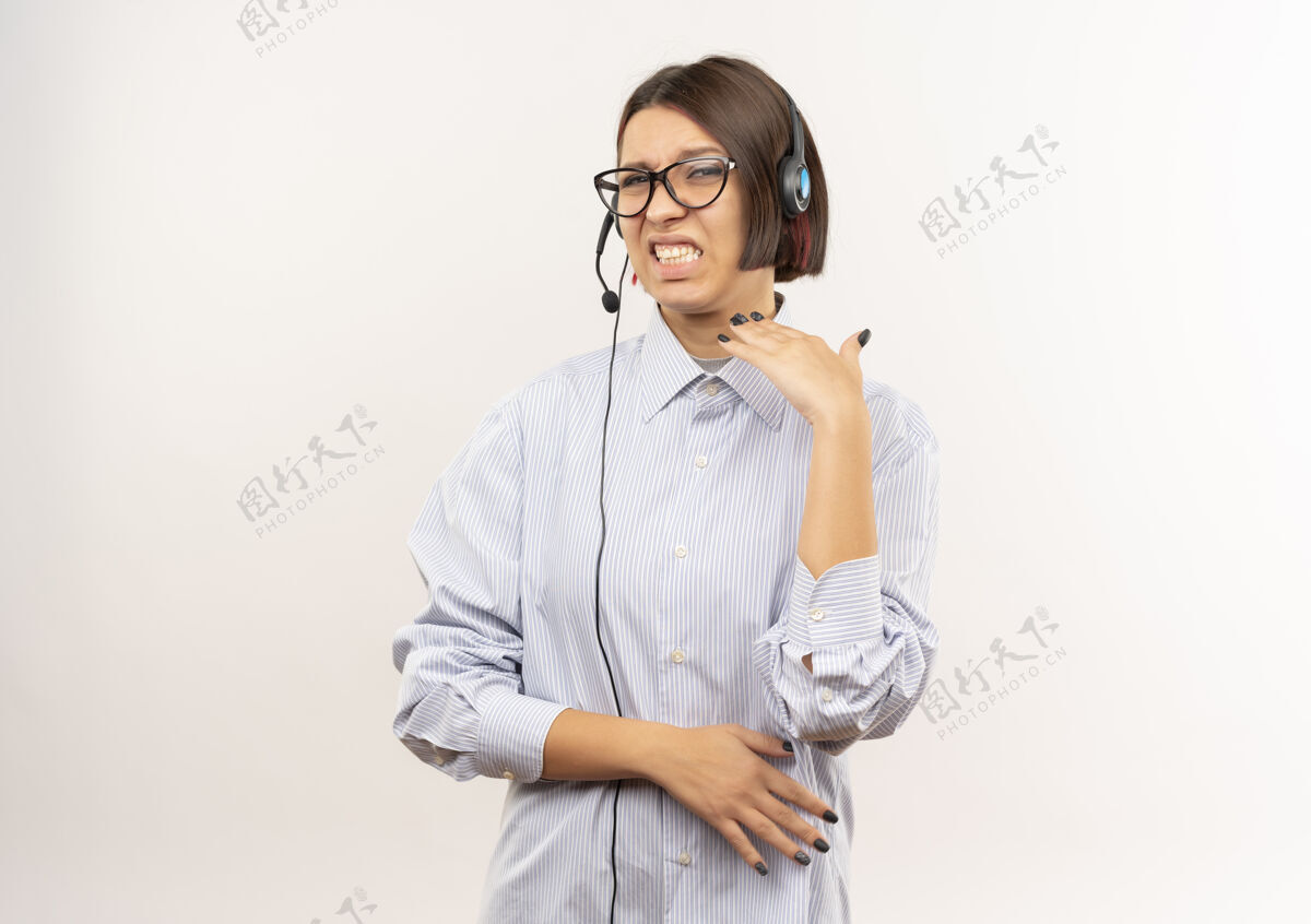 空气未出租的年轻呼叫中心女孩戴着眼镜和耳机保持手在空气中隔离在白色背景与复印空间保持电话中心