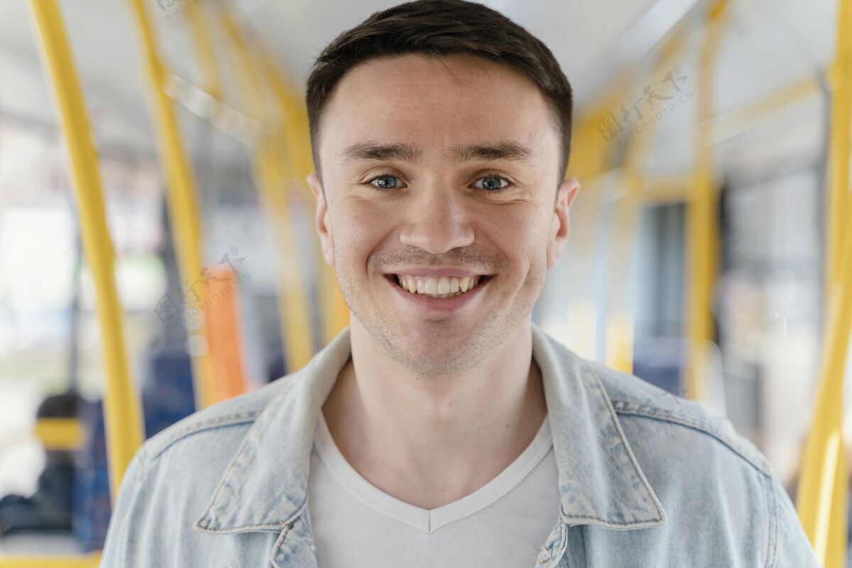 男孩坐城市公共汽车旅行的年轻人人车辆公共汽车