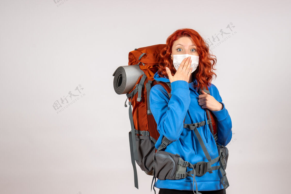 肖像女游客背着背包上山旅游年轻女游客人