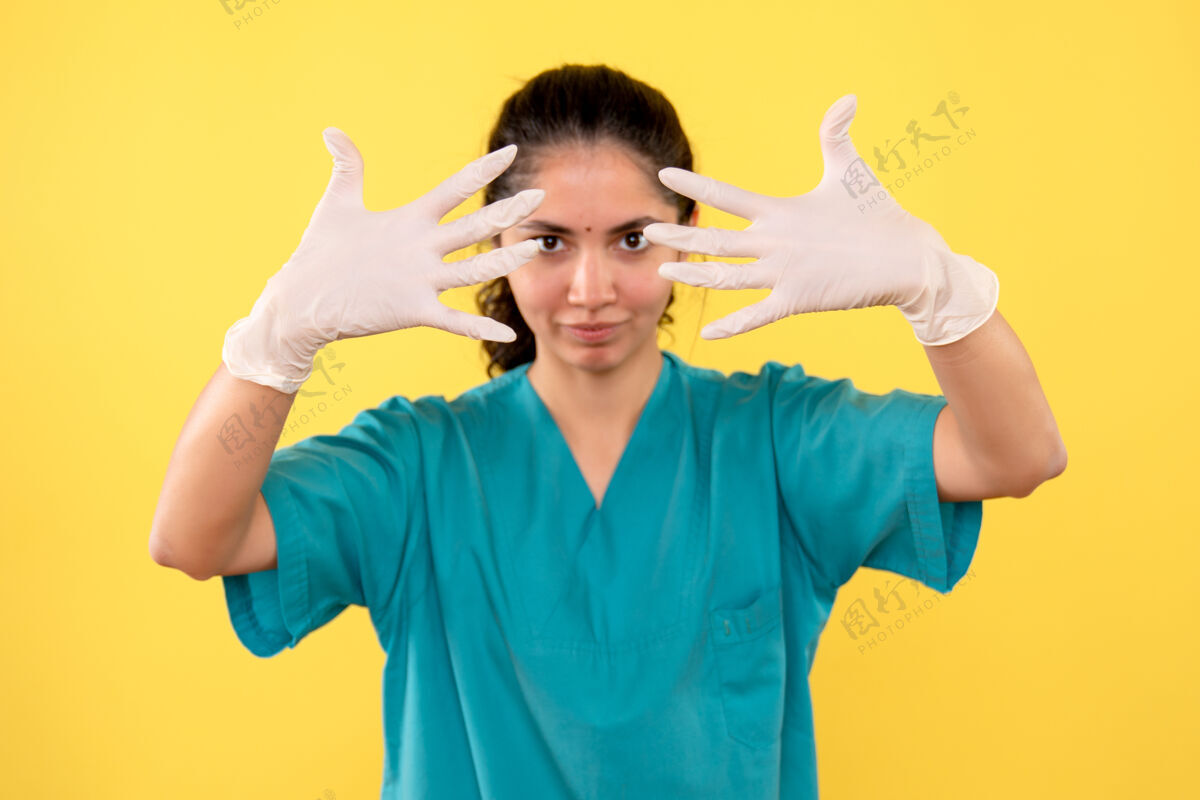 微笑前视图：女医生戴着乳胶手套举手手套人乳胶