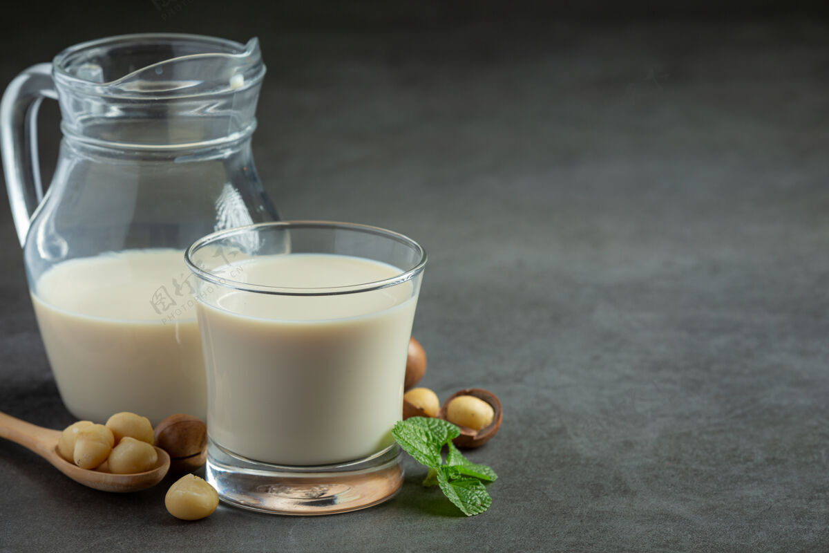 混合物澳洲坚果白牛奶即可食用营养牛奶谷物