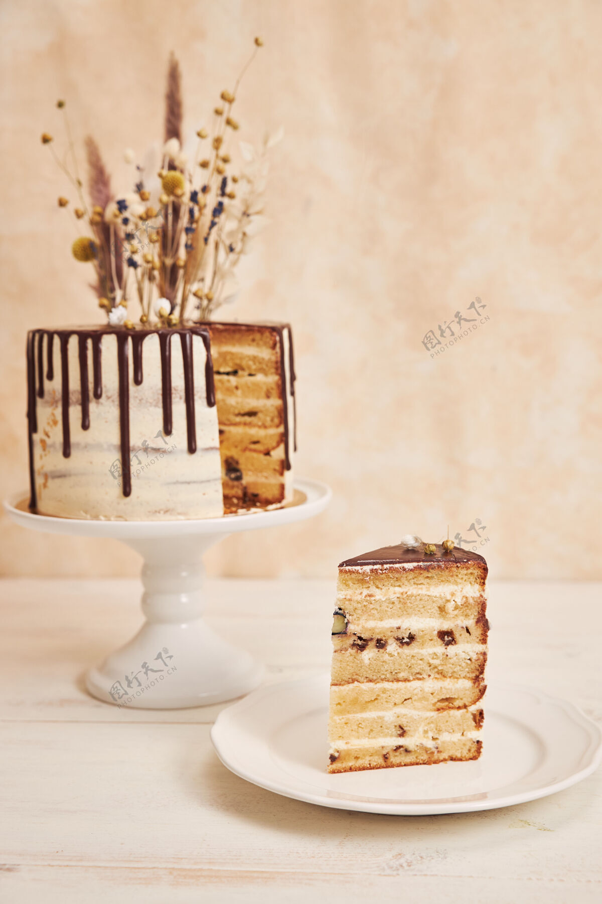 可可垂直拍摄美味波西米亚蛋糕与巧克力滴和鲜花上的黄金装饰风味美味糖果