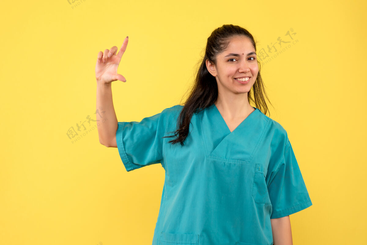站立前视图穿着制服的女医生 手站着 显示尺寸制服漂亮手