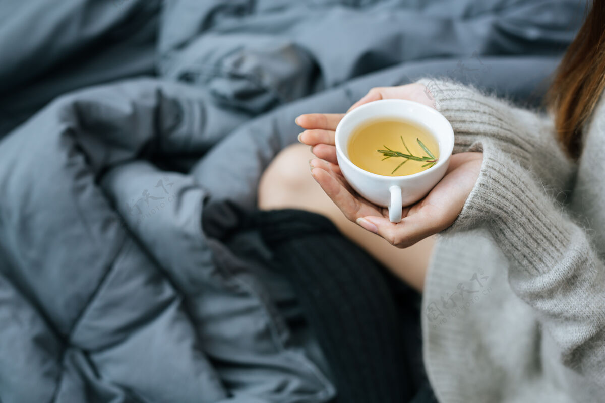 凉在寒冷的日子里啜饮花草茶更好蛋白质饮用