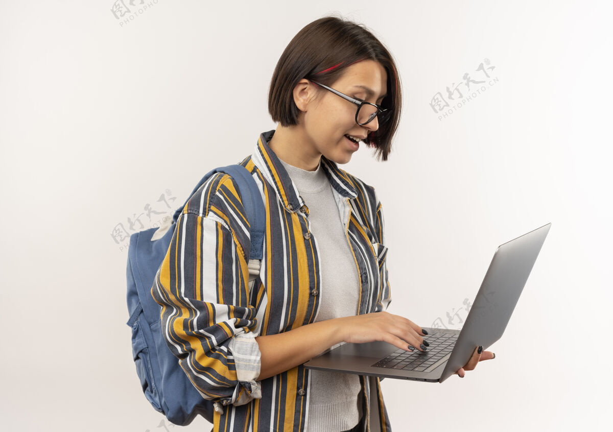 穿着印象深刻的年轻女学生戴着眼镜和背包用笔记本电脑隔离在白色印象学生眼镜