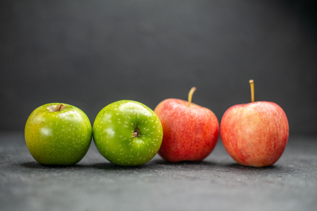 多汁侧视图新鲜的红 绿苹果作为健康生活的一部分在黑暗的桌子上食物苹果可食用的水果