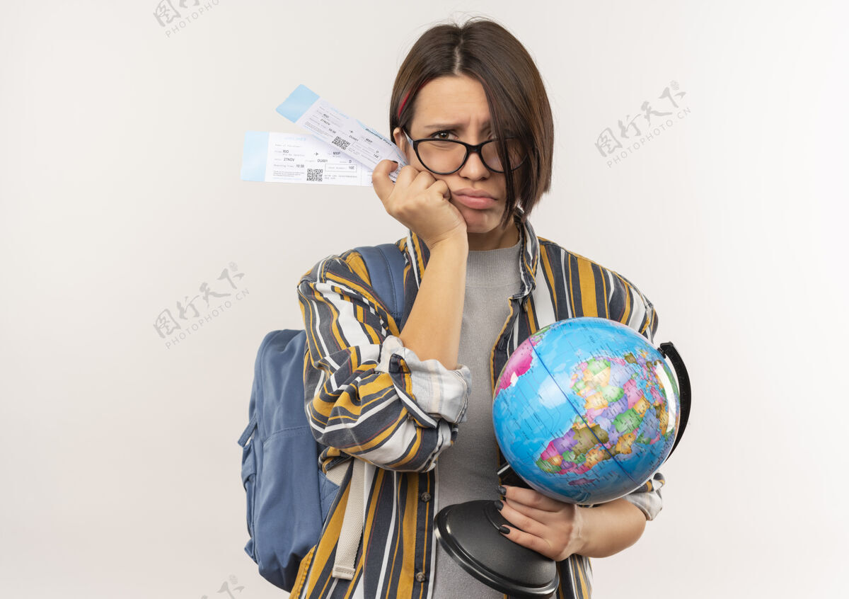 女孩未出租的年轻学生女孩戴着眼镜 背着包拿着机票和地球仪 背景是白色的 有复印空间穿学生持有