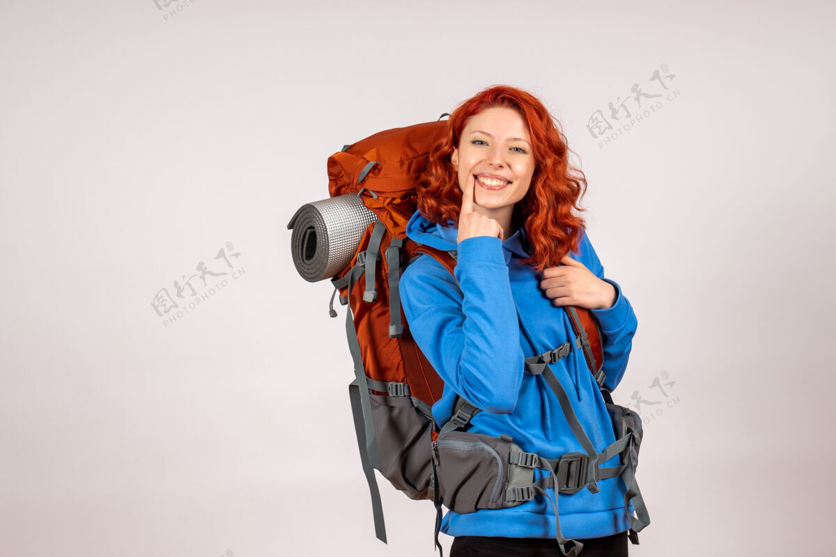 人女游客背着背包上山旅游旅行颜色人