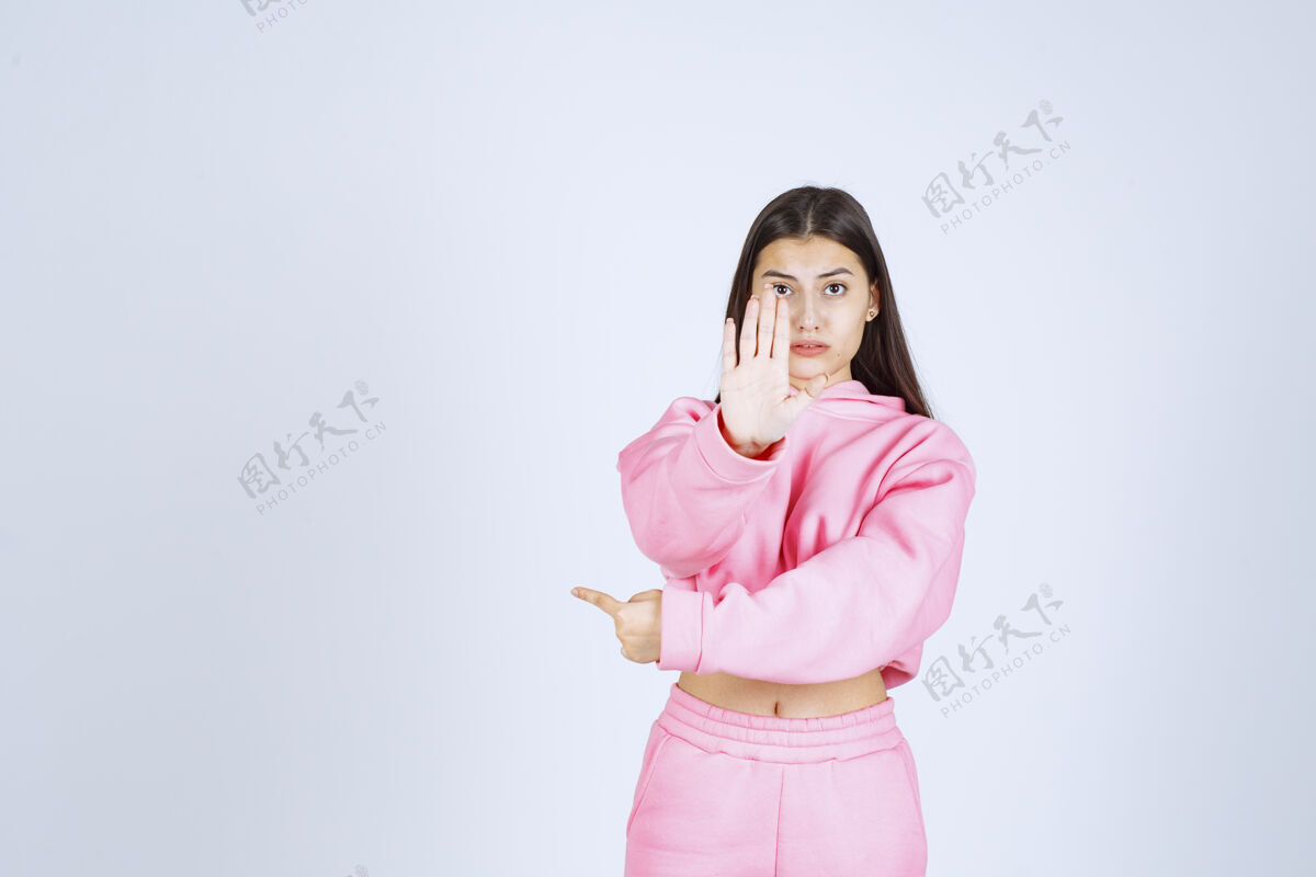 女人穿粉红色睡衣的女孩阻止了什么人或事呆在家里成人姿势