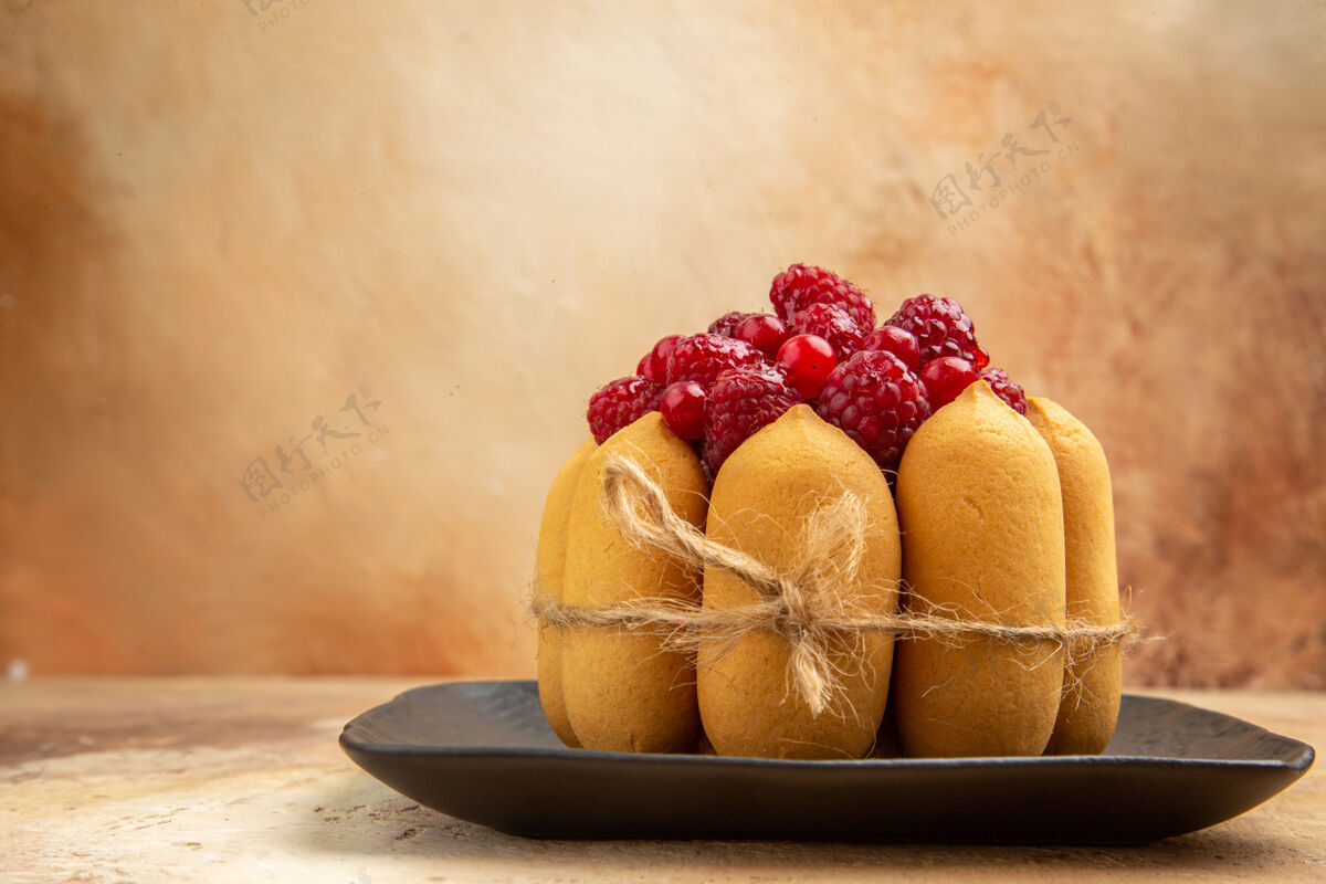 甜点特写镜头与水果蛋糕的中间部分的混合颜色表中间水果部分