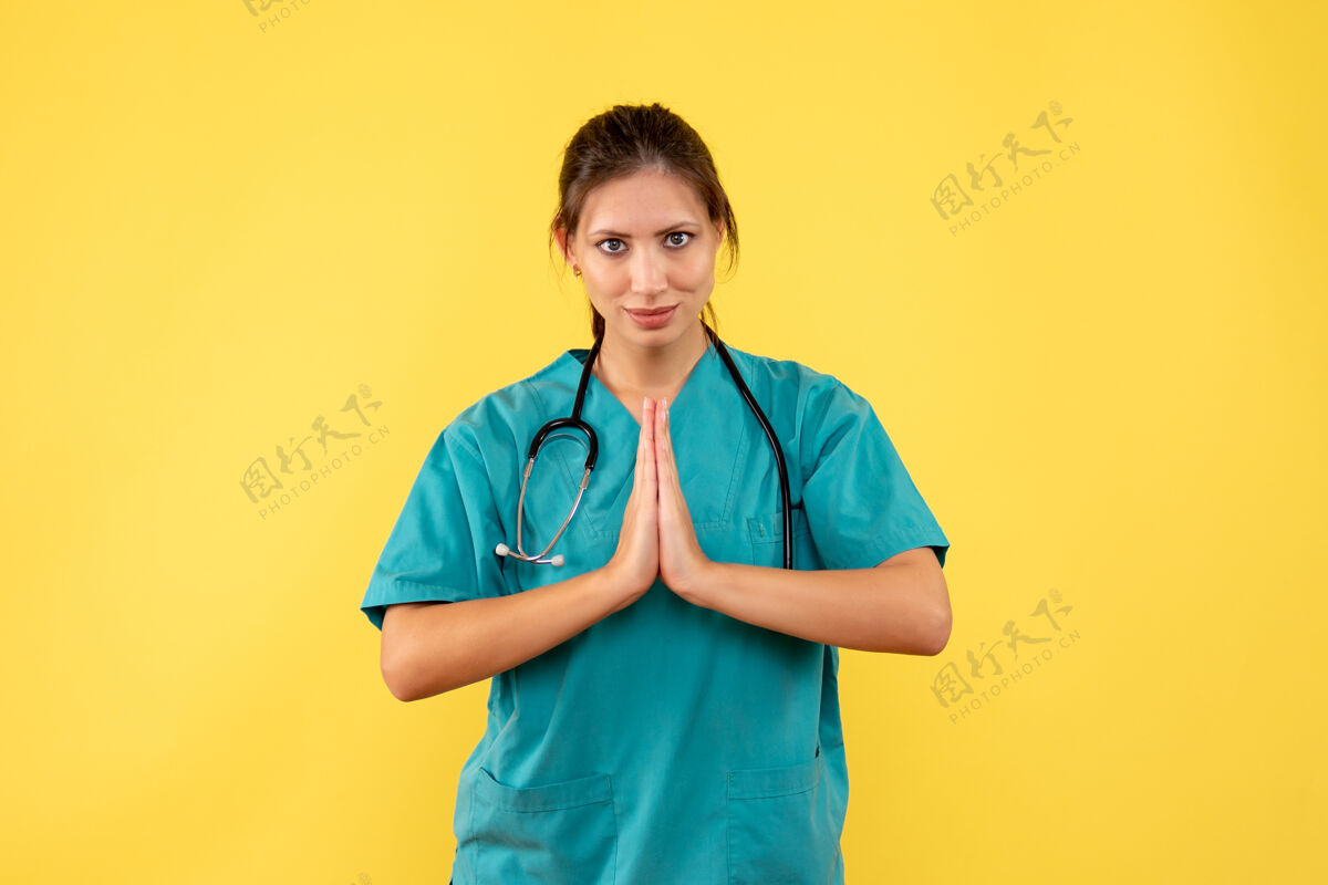 女医生前视图黄色背景上穿着医用衬衫的女医生肖像护士衬衫