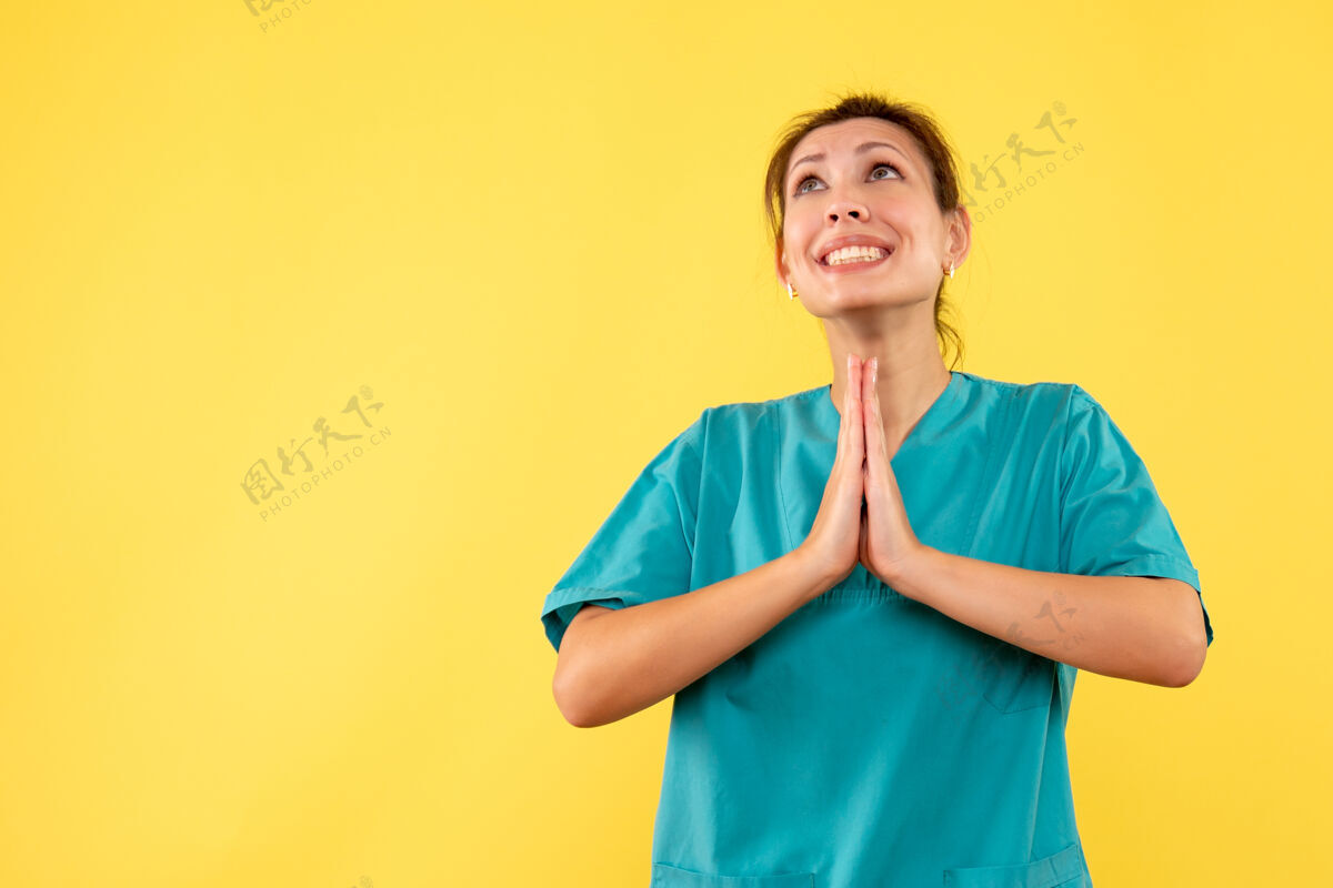 人前视图黄色背景上穿着医用衬衫的女医生成人视图护士