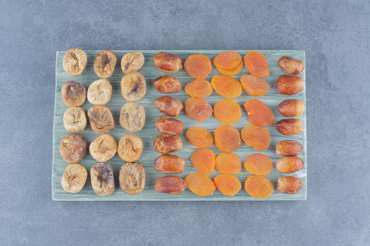 营养杏干放在木板上 大理石背景上蛋白质美味风味